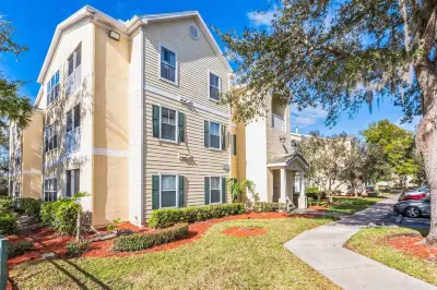 Comfy Condo-KING bed-POOL-HOTub-Pet-Wifi-Gym-Gate-by-Tampa Palms-Cory Lake Isles 헤리티지 하버 필즈 주변 호텔