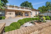 King Estate with attached Mid-Century Apartment & Gym. - Bungalows
