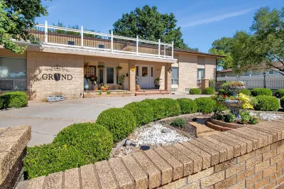 King Estate with attached Mid-Century Apartment & Gym. Hotels near Walgreens