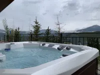 Couples retreat with private hot tub, endless views, and hiking trails above you