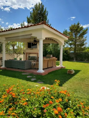 PRIVATE OASIS- POOL/SPA/GOLF/WIFI/PARKING/REVIEWS--Sleeps 4-5 folks!❤️ Отели рядом с достопримечательностью «Парк Флойд Лам»