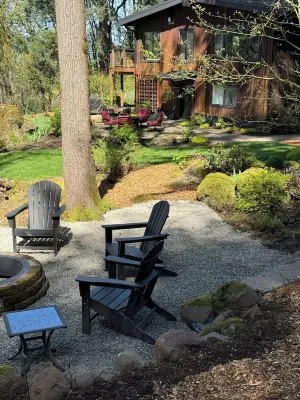 Cozy Forest Hideaway –Time to Book for Fall and Winter Months. Hotels near Willamette Falls Scenic Viewpoint
