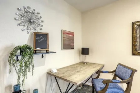 Private Retreat In Northwest Las Vegas For A Single Or Couple Отели рядом с достопримечательностью «Парк Флойд Лам»