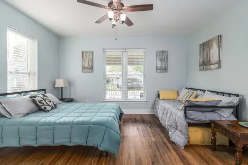 Chestnut Street Charmer-Walk to Louisville!