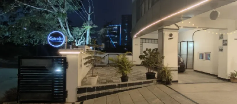 Mahim-Luxury apartment with Free Parking Wi-Fi AC Hotels in 