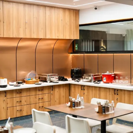 Sunrise Business Hotel Отели рядом с достопримечательностью «NTR Сад»