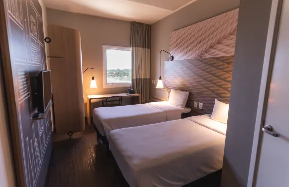 宜必思洛雷納酒店