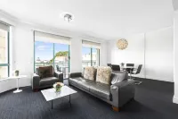 The Coogee View Beachfront Serviced Apartments - Balcony