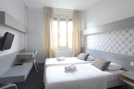 Little Lodge Hôtel Отели рядом с достопримечательностью «Faculty of Science and Technology»