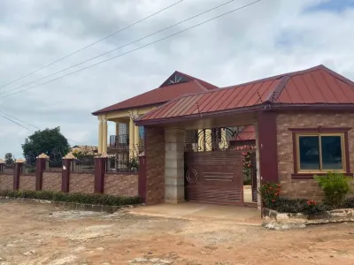 Beautiful 2-Bed Apartment in Kumasi فنادق في 