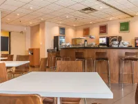 Comfort Suites Downtown Hotels near Windsor Train Station