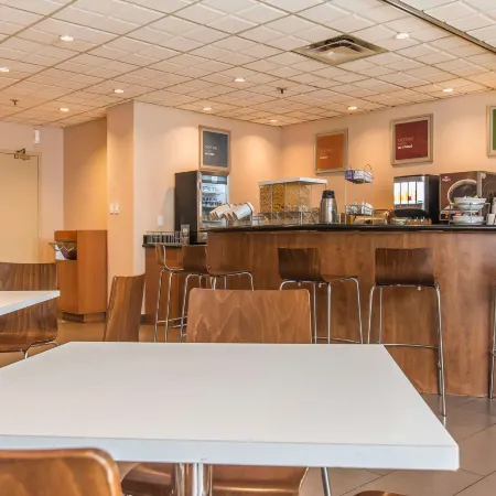 Comfort Suites Downtown Отели рядом с достопримечательностью «Спортивный комплекс «Белл-центр»»