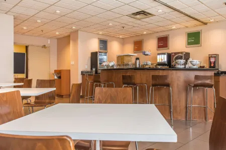 Comfort Suites Downtown Отели рядом с достопримечательностью «Университет Макгилла»