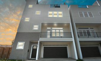 Paradise Palace Best Rooftop in Htx w Hot Tub