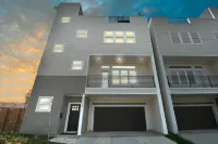 Paradise Palace Best Rooftop in Htx w Hot Tub