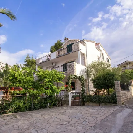 Apartment 5 km from Trogir s Center