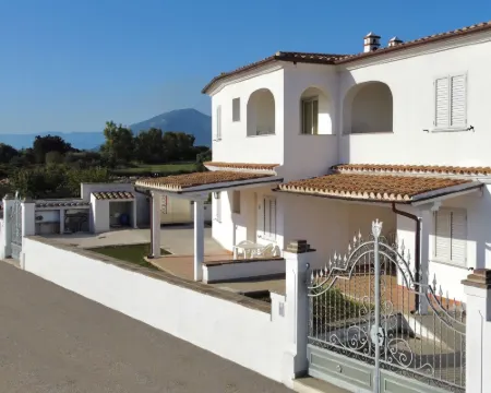 Residence in Orosei Apartments with Air Conditioning and Private Outdoor Area โรงแรมในOrosei