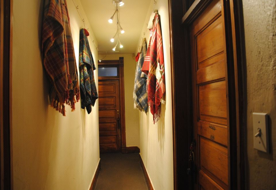 오프 브로드웨이 B&B의 아름다운 침실 인테리어