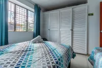 라스 카르멜라스, 후안 산타마리아 공항, 알라훌라, 산 호세