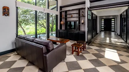 Nostalgic Retro Home on Luxurious Lot with a Private Infinity Pool and Ocean Views Отели рядом с достопримечательностью «Плайя Потреро, Коста-Рика»