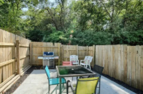 The Teal Townhouse Near KU Med and Central to Many KC Landmarks/Attractions