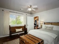 Beautiful Farmhouse with serene environment. 4+ acres beautiful landscape. Hotel a Simonton