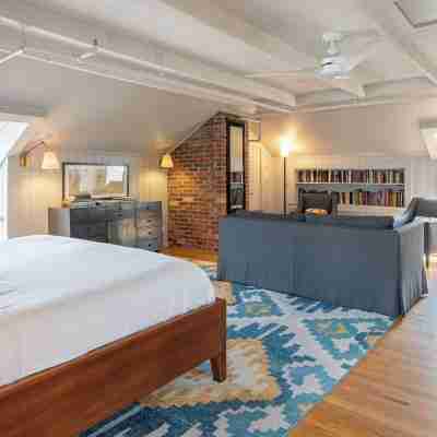 Oakhurst Inn at the University Rooms