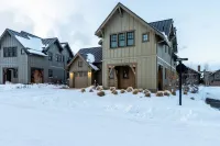 24-hr staff ~ Group friendly ~ close to nature + downtown ~ wifi ~ W/D ~ Bend Hotels near Fly Spur Ranch