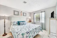 Breezy coastal duplex with easement access to private beach & deck- dog-friendly Hotel a Grove City