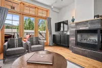 Spacious Luxury Condo with Mountain Views - Chic Urban Retreat Hotels in Downtown Steamboat Springs