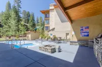 Private Laundry and on-Site Pool - Modern Tranquil Haven