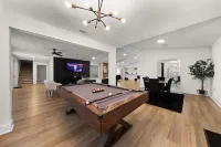 Spacious 6 Bed House| Airport | Pet Friendly | AFB Hotels near Maxx Marka