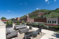 Expansive Rooftop Patios and Lavish Amenities - Exquisite Luxury Retreat