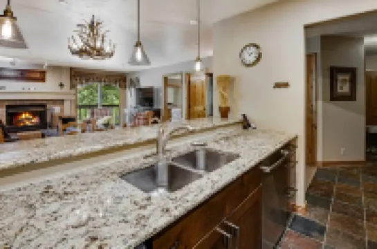 Airy Condo with Hot Tub and Scenic Views - Charming Rustic Retreat