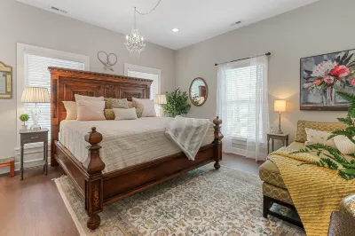 White House on Wisconsin-Upper |Renovated Colonial Revival |Horticultural Hall |Main St |Parking - 2 Hôtels à : Geneva