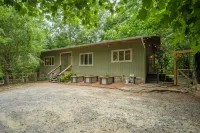 Garden View Cozy Cottage with Full Office Retreat