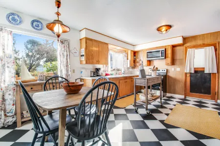 Home with spacious backyard, wood stove, W/D & free WiFi - short drive to beach Отели рядом с достопримечательностью «Уэстпарк Маритайм Музеум»