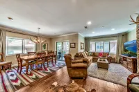 Mountain Retreat with Modern Decor and Air Conditioning - Charming Haven