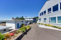 Centrally located condo with ocean views, nearby beach access