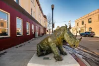 Spacious Suite with Private Services - Captivating Western Retreat Hotels in Sheridan