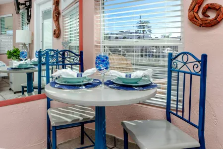 Free Fun and Top Attractions Included - Charming Efficiency Retreat