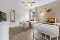Screened Pool and Gated Community Access - Stunning Family Retreat Các khách sạn ở Osceola County