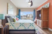 Scenic Lake Views and Abundant Pool Amenities - Luxurious Haven