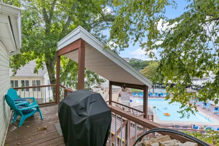 Stunning Lake Views and Pool Access - Charming Retreat