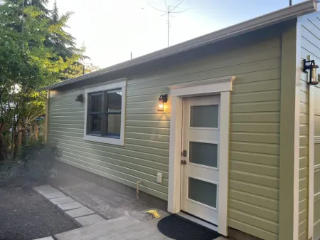 Cozy Living with Full Kitchen and Laundry - Charming Historical Retreat Отели в г. Олбани