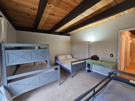 Spacious Layout and Community Amenities - Charming Cozy Retreat Отели в г. Кингс Бич