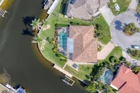 Waterfront Canal View and Private Pool with Spa - Stunning Retreat