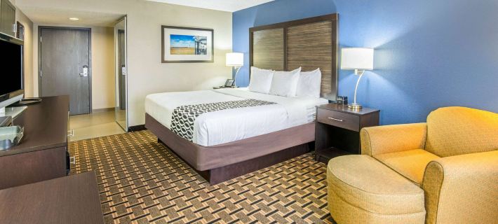 La Quinta Inn & Suites by Wyndham Denison - N. Lake Texoma Hotels in Grayson County