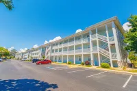 Spacious Apartment with Golf Course Views - Charming Getaway Hotels in Horry County