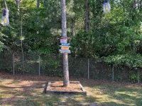 The Waypoint, 4BR/7Beds/2.5Bath Travel Themed Vacation Home adjacent to FT Bragg Hotels in Spring Lake